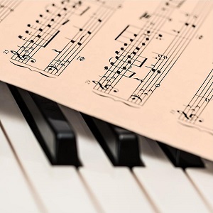 feuille de musique sur touches de piano