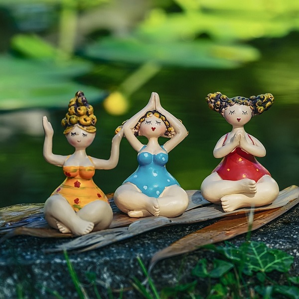 3 statuettes de yogi