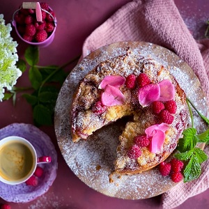 gâteau aux framboises et pétales de roses