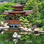 maison japonaise avec lac