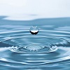 goutte d'eau sur surface d'eau