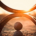 le soleil brille sur un statue