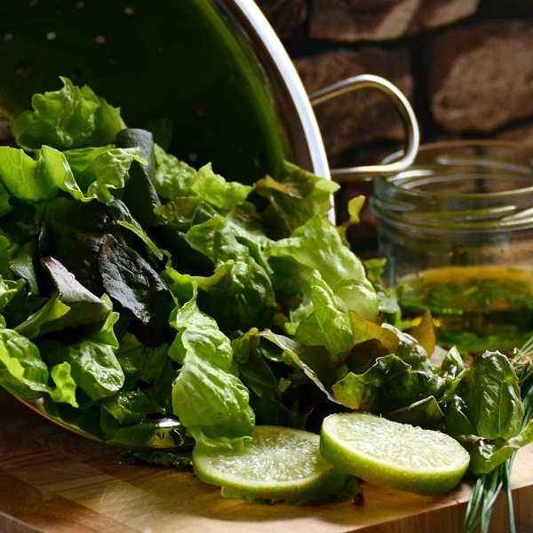 composer une salade verte de laitue avec d'autres ingrédients