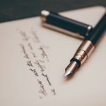 un stylo-plume sur une feuille blanche