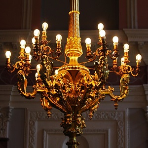 lustre chandelier allumé