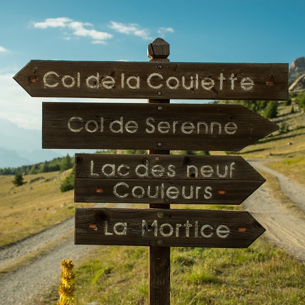 panneaux avec indications de route à prende