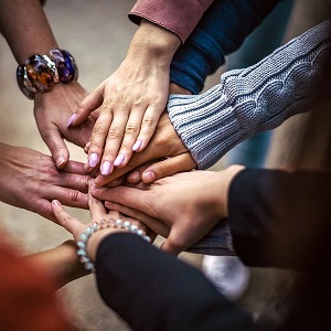 union des mains de plusieurs personnes