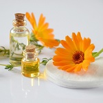 flacons et fleurs de Calendula