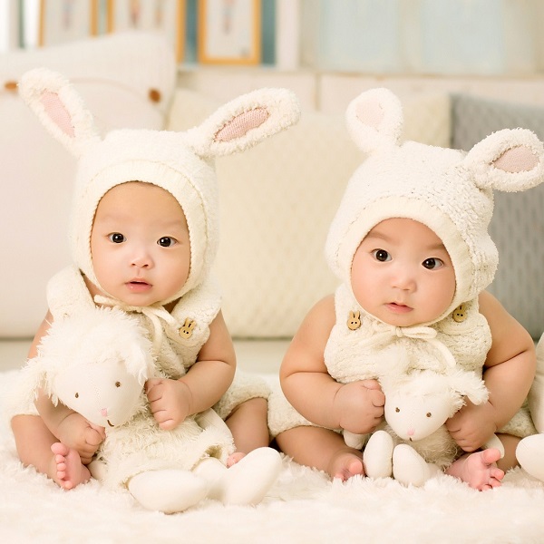 deux bébés avec des lapins