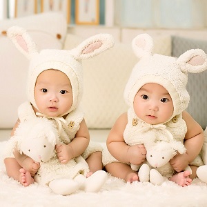 deux bébés avec des lapins