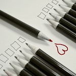 un crayon sort d'une ligne de crayons