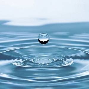 une goutte d'eau propage des cercles