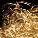 gouttes qui tombent dans l'eau