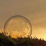 boule transparante avec du givre doré