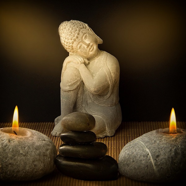 statut de boudha et 2 bougies