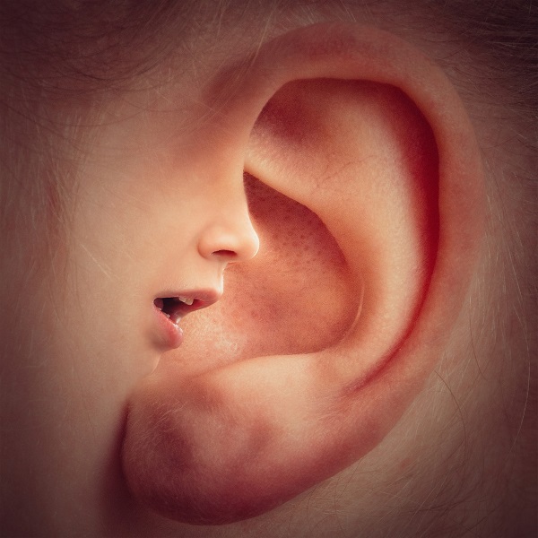 bouche dans oreille