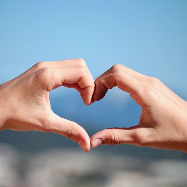 mains qui forment un coeur